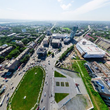 Kesişen yollar ve yollar olan havacılık şehri manzarası, binalar. Helikopter vuruldu. Panoramik resim.