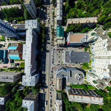 Kesişen yollar ve yollar olan havacılık şehri manzarası, binalar. Helikopter vuruldu. Panoramik resim.