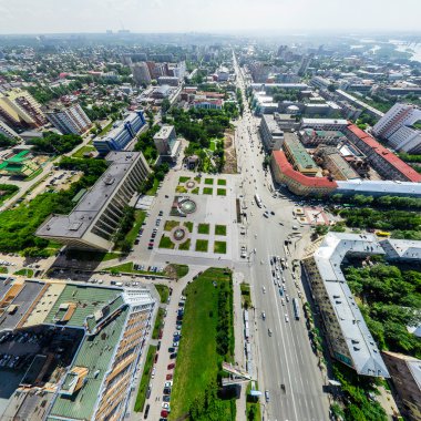 Kesişen yollar ve yollar olan havacılık şehri manzarası, binalar. Helikopter vuruldu. Panoramik resim.
