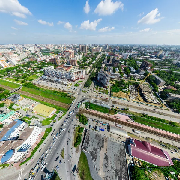 Luftaufnahme der Stadt mit Kreuzungen und Straßen, Häusern. Kopterschuss. Panorama-Bild. — Stockfoto