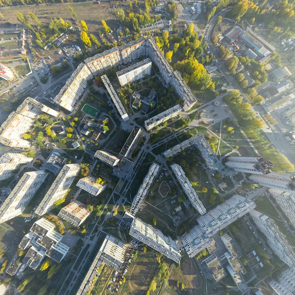 Vista aérea de la ciudad con encrucijadas, caminos, casas, edificios y parques  . — Foto de Stock