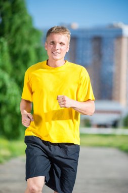 Sportif adam şehir sokak Parkı koşu. Açık alan fitness.