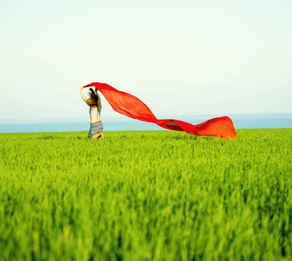 Jeune femme heureuse dans le champ de blé avec du tissu. Style de vie estival — Photo