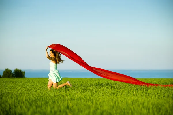 Jovem mulher feliz no campo de trigo com tecido. Estilo de vida verão — Fotografia de Stock