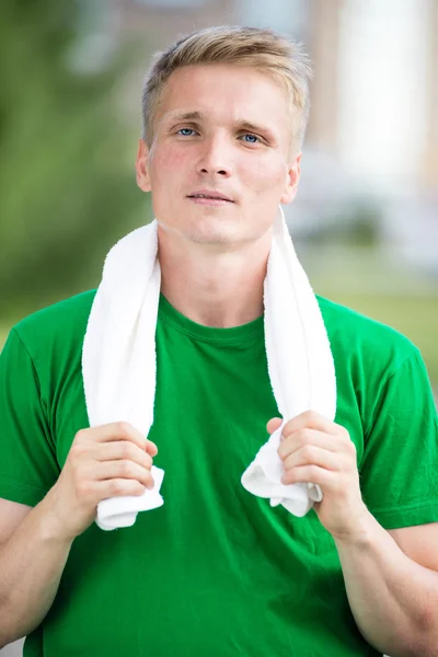 Egzersiz ve fitness zaman sonra yorgun bir adam. Beyaz havlu ile — Stok fotoğraf