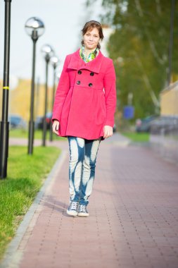 Sonbahar street yürüyüş kırmızı paltolu güzel kadın.