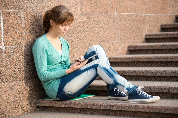 Mooie jonge vrouw student met opmerking zeem. Buiten student. — Stockfoto