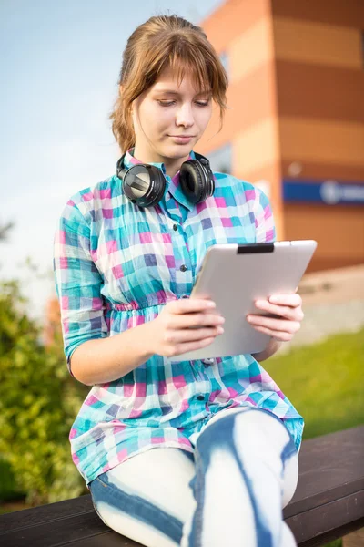 Mooie jonge vrouw student met opmerking zeem. Buiten student. — Stockfoto