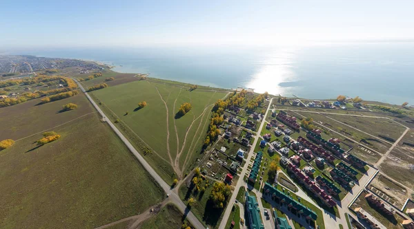 Letecký pohled na obec letní dům na pobřeží modré moře. — Stock fotografie