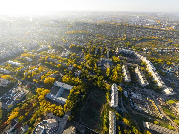Вид с воздуха на город с перекрестка, дороги, дома, здания и парки  . — стоковое фото