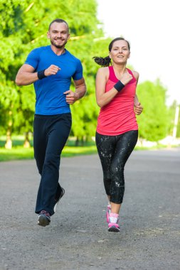 Açık havada çalışan eğitim kaçakçıları. Şehir dışında koşu çalışan çift.