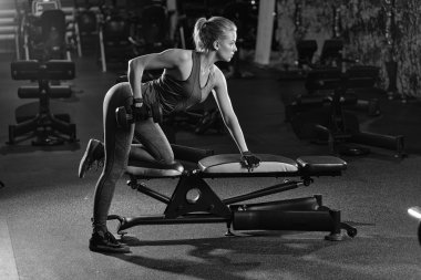 genç kadın halter kaldırma