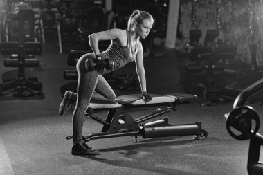 genç kadın halter kaldırma