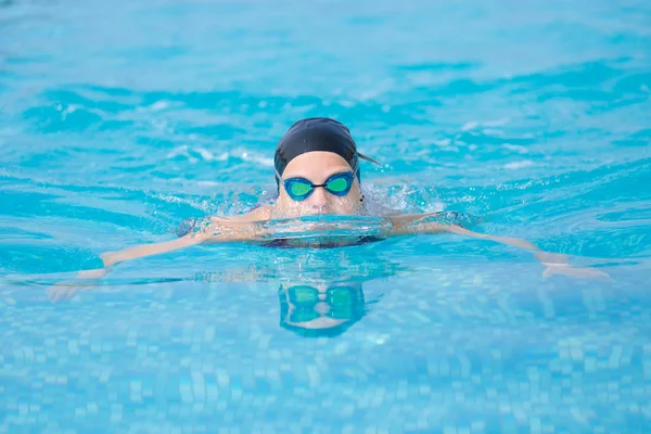 Jong meisje zwemmen vlinderslag stijl — Stockfoto