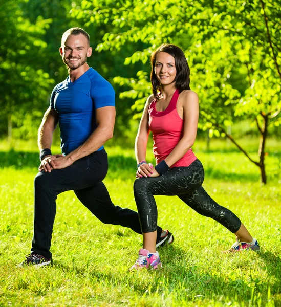 Мужчина и женщина делают упражнения на растяжку — стоковое фото