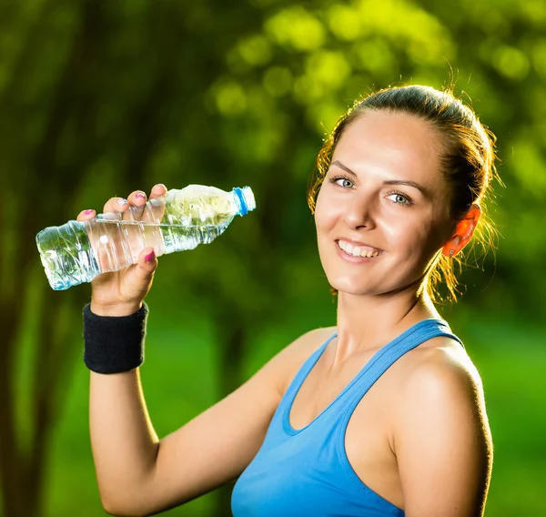 Młoda kobieta picie wody po ćwiczeniach fitness — Zdjęcie stockowe