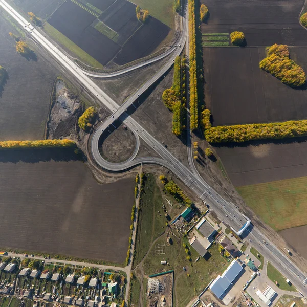 Verkehrsknoten, Viadukt. Kreuzungen sehen Parkplätze, Brücken. Hubschrauberschuss. Panoramabild. — Stockfoto