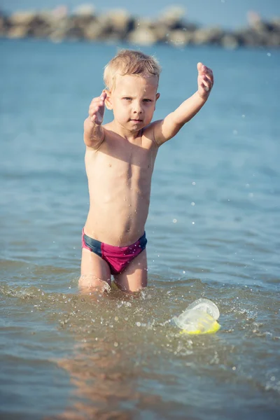Criança bonito vestindo máscara e nadadeiras para mergulho na praia tropical areia . — Fotografia de Stock