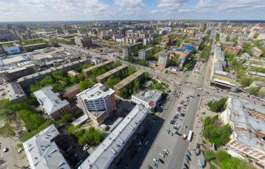 Kesişen yollar ve yollar olan havacılık şehri manzarası, binalar. Helikopter vuruldu. Panoramik resim.