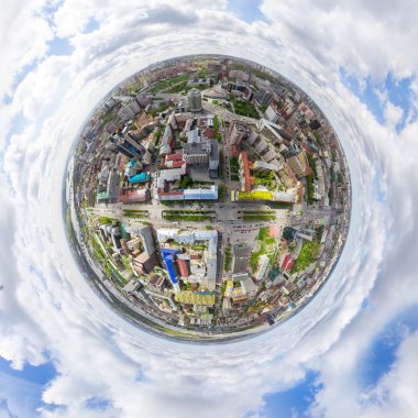 Kesişen yollar ve yollar olan havacılık şehri manzarası, binalar. Helikopter vuruldu. Panoramik resim.