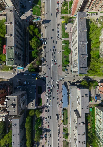 Vista aérea de la ciudad con encrucijadas y caminos, alberga edificios. Disparo de helicóptero. Imagen panorámica. — Foto de Stock