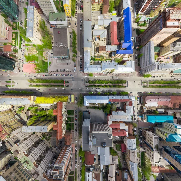 Vue aérienne de la ville avec carrefour et routes, maisons bâtiments. Coup de feu. Image panoramique. — Photo