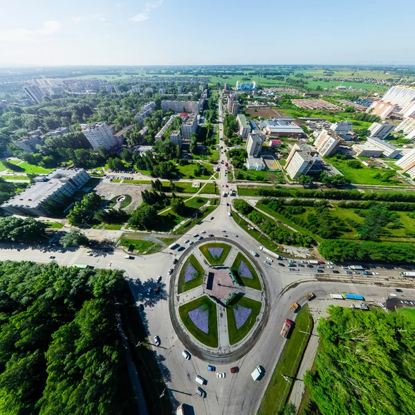 Vista aérea de la ciudad con encrucijadas y caminos, alberga edificios. Disparo de helicóptero. Imagen panorámica. — Foto de Stock