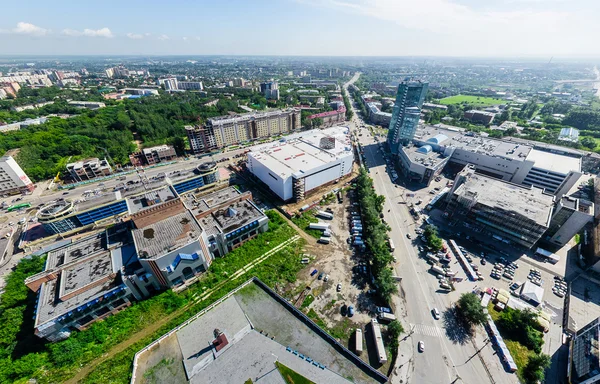 Вид на повітряне місто з перехрестями та дорогами, будівлями будинків. Коптер стріляв. Панорамне зображення . — стокове фото