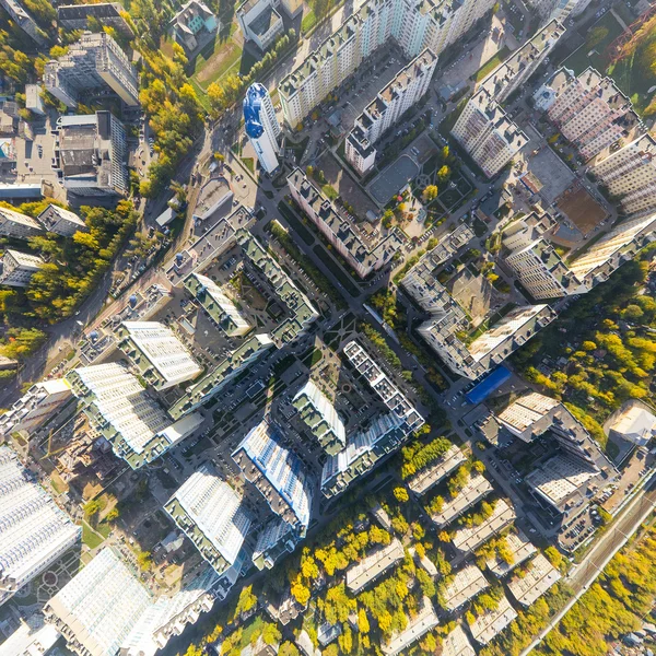 Lucht Stadszicht met kruispunten, wegen, huizen, gebouwen en parken . — Stockfoto