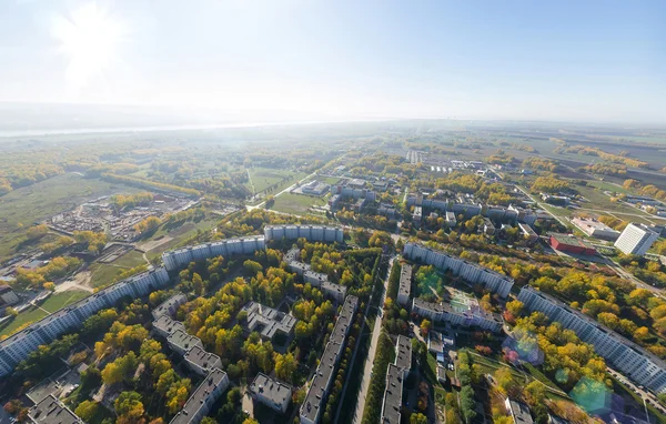 Widok z lotu ptaka na skrzyżowanie dróg i dróg, domy, budynki, parki i parkingi, mosty. Strzał helikoptera. Obraz panoramiczny. — Zdjęcie stockowe