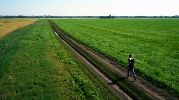 Antena: Kolejny lekkoatletka mężczyzna. Mężczyzna runner biegania na świeżym powietrzu. Sportowe. — Wideo stockowe