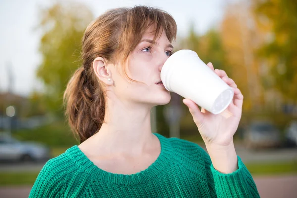 Gelukkig jonge student meisje nemen weg koffie drinken. — Stockfoto