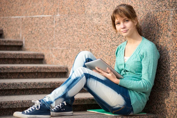 Mooie jonge vrouw student met opmerking zeem. Buiten student. — Stockfoto