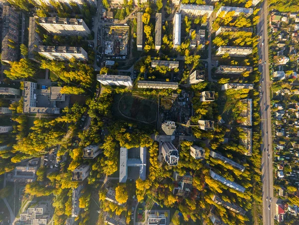 Luftaufnahme der Stadt mit Kreuzungen, Straßen, Häusern, Gebäuden und Parks . — Stockfoto