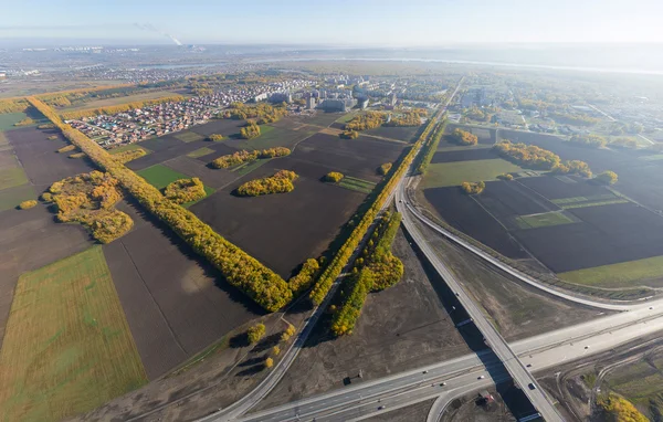 Drogi lotnicze wymiany, wiadukt. Skrzyżowaniu Zobacz parkingi, mosty. Copter strzał. Obraz panoramiczny. — Zdjęcie stockowe