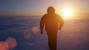 Bir kar fırtınası, Rüzgar ve güneş için git. Soğuk kutup. Donmuş kar sürüklenir.