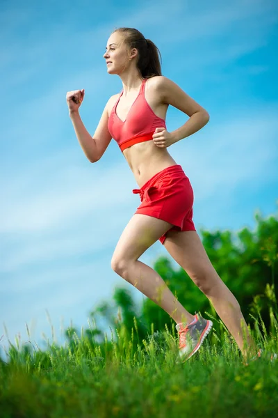 Jovem mulher correndo estrada rural parque de verão. Exercícios exteriores. J — Fotografia de Stock