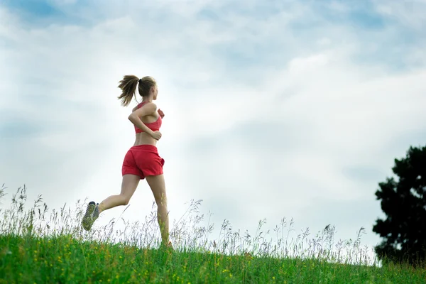 Молода жінка біжить літнім парком по сільській дорозі. Вправи на відкритому повітрі. Джей — стокове фото