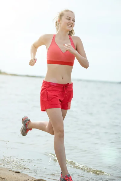 Młoda dama działa na słoneczne lato piasek plaży. Treningu. Jogging — Zdjęcie stockowe