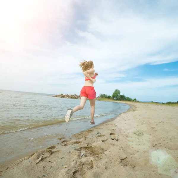 Młoda dama działa na słoneczne lato piasek plaży. Treningu. Jogging — Zdjęcie stockowe