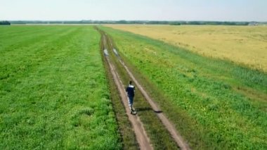 Hava: sporcu adam çalıştıran. Erkek atlet açık koşu. Spor.