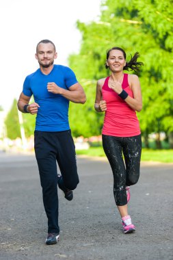 Açık havada çalışan eğitim kaçakçıları. Şehir dışında koşu çalışan çift.