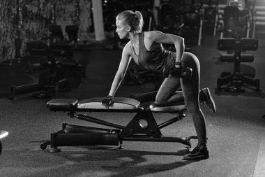 genç kadın halter kaldırma