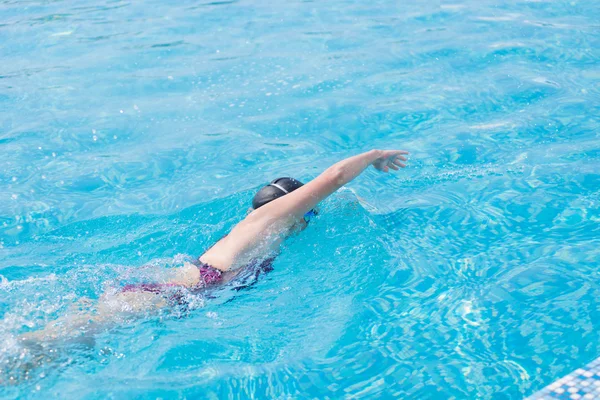 Женщина в очках, плавающая спереди — стоковое фото