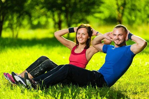 Couple s'exerçant au parc de la ville. Sport de plein air — Photo