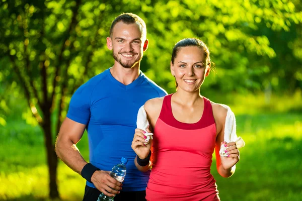 Atletische man en vrouw na fitness oefening — Stockfoto