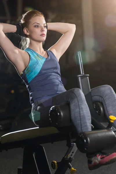 Mujer haciendo ejercicios de fuerza para los músculos abdominales — Foto de Stock