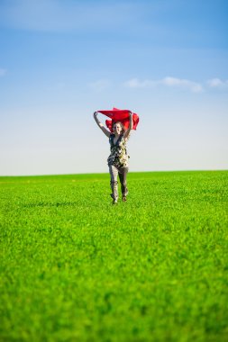 Güzel ve genç birbayan renkli doku ile yeşil çayır üzerinde atlama