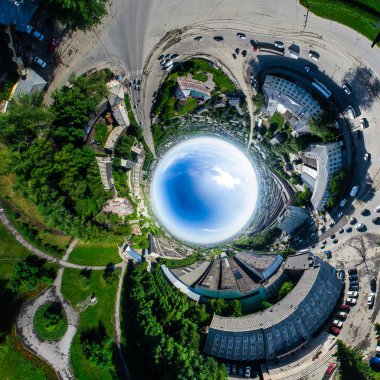 Kesişen yollar ve yollar olan havacılık şehri manzarası, binalar. Helikopter vuruldu. Panoramik resim.