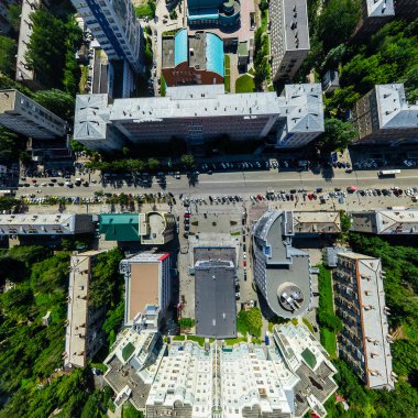 Kesişen yollar ve yollar olan havacılık şehri manzarası, binalar. Helikopter vuruldu. Panoramik resim.